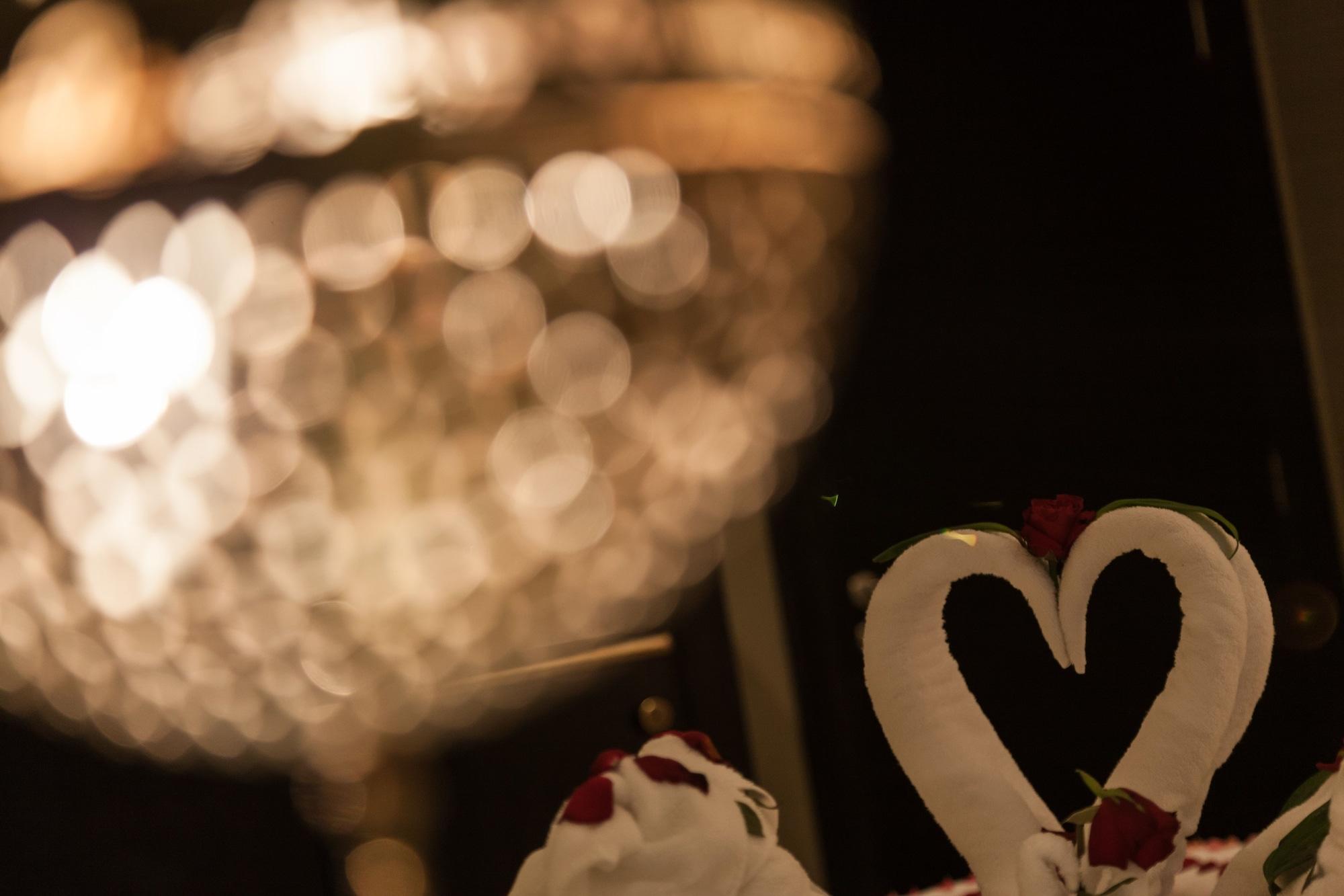 Sofitel Shahd Al Madinah Otel Medine Dış mekan fotoğraf The photo features a decorative arrangement that includes a heart-shaped element made from two intertwined figures, symbolizing love. The heart is adorned with small red roses, adding a romantic touch. In the background, there's a beautifully blurred